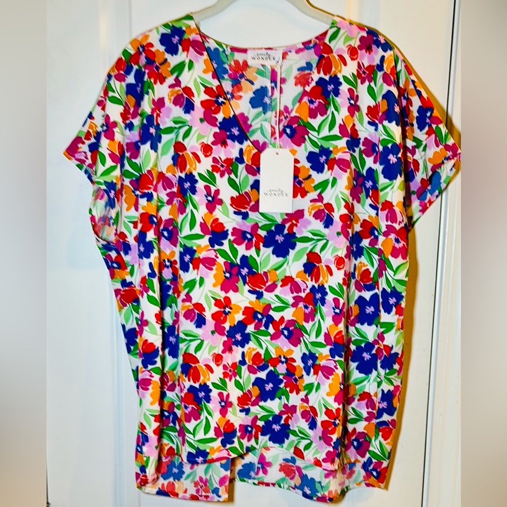 NWT Emily Wonder floral v neck blouse M